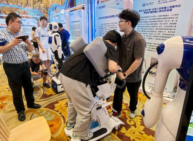 从康复训练到护理陪伴 智能机器人成为养老“新帮手”(图3)